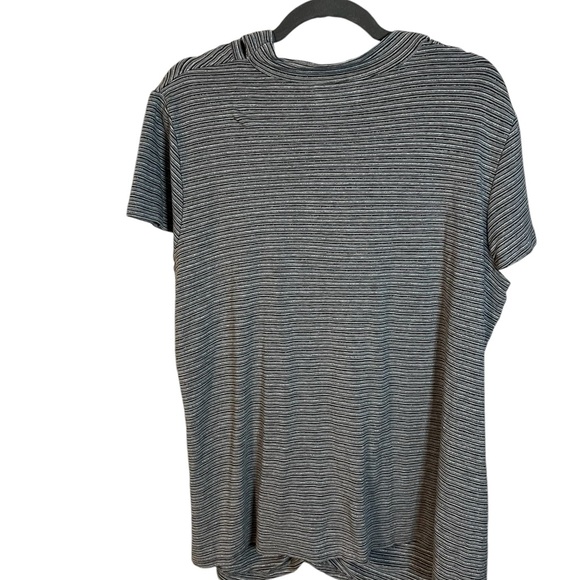 A Womens MXM top in size 3X. The stripes have sparkle throughout - Picture 6 of 7